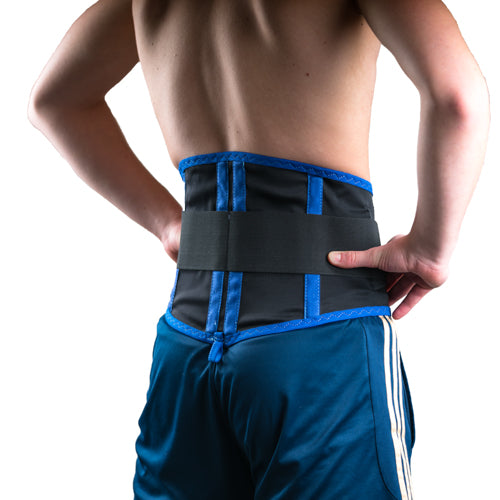 Seitlich-hintere Ansicht der schwarzen TRI BACK Rückenbandage mit blauen Streifen, Person stützt Hände in die Hüften.