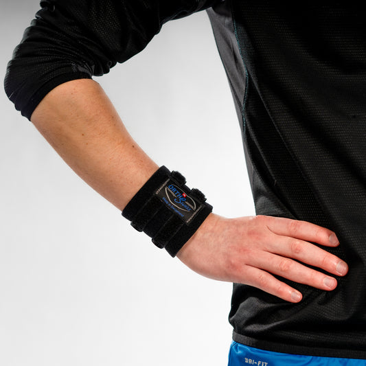 OrthoSwiss Handgelenkbandage am Handgelenk, Arm angewinkelt, Hand leicht nach innen gedreht.