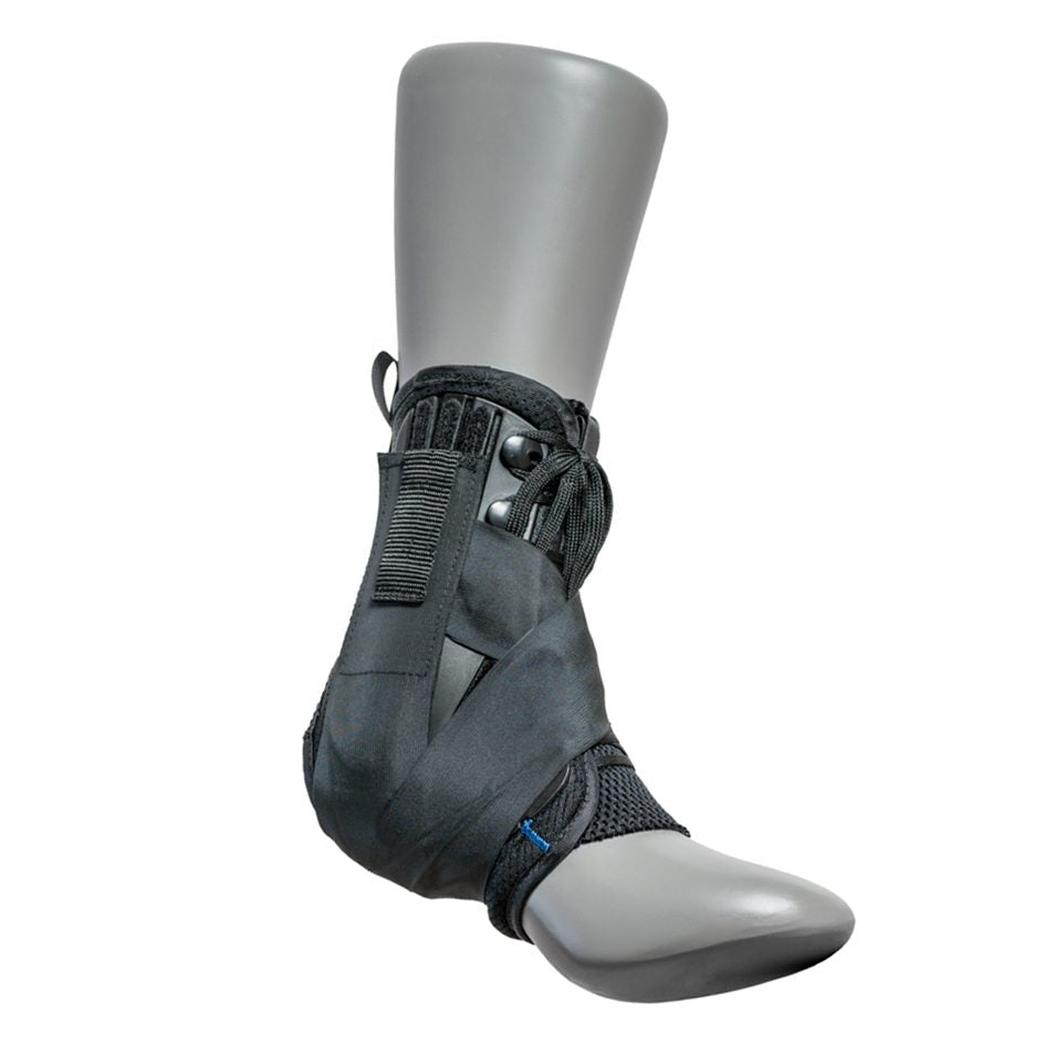 Schrägansicht der Speed Brace Sprunggelenkbandage. Leichte, stabile Bandage zur Sprunggelenktherapie.