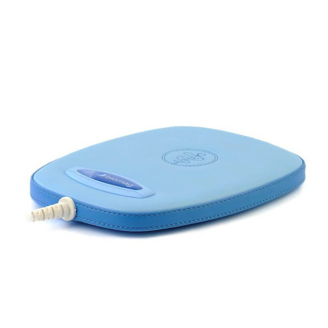 Blauer Biomag AL21 Beta Magnetfeldtherapie Applikator für präzise Behandlungen, flach von der linken Seite aufgenommen.
