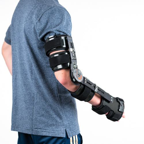 Seitliche Ansicht der schwarzen T-CHECK Ellenbogenorthese am rechten Arm, Gelenke und Scharniere deutlich sichtbar.