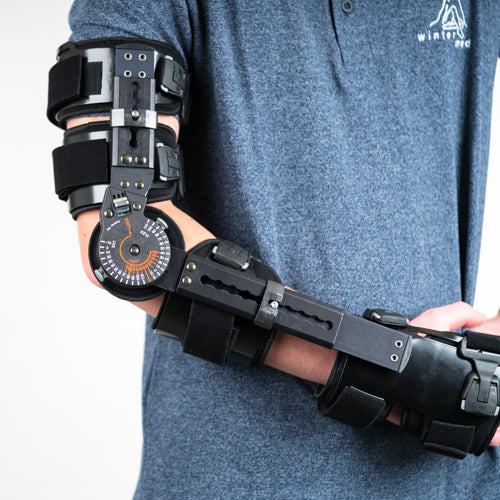 T-CHECK Ellenbogenorthese in Nahaufnahme von der Seite, Arm angewinkelt, mechanische Gelenke klar erkennbar. 