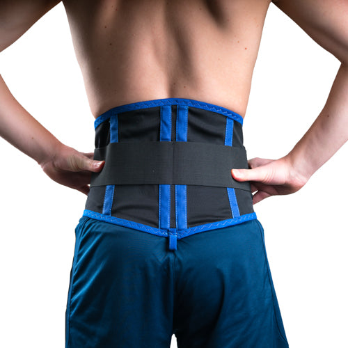 TRI BACK Rückenbandage in Schwarz-Blau, von hinten aufgenommen, schmale Bauweise, getragen über Sportshorts. 