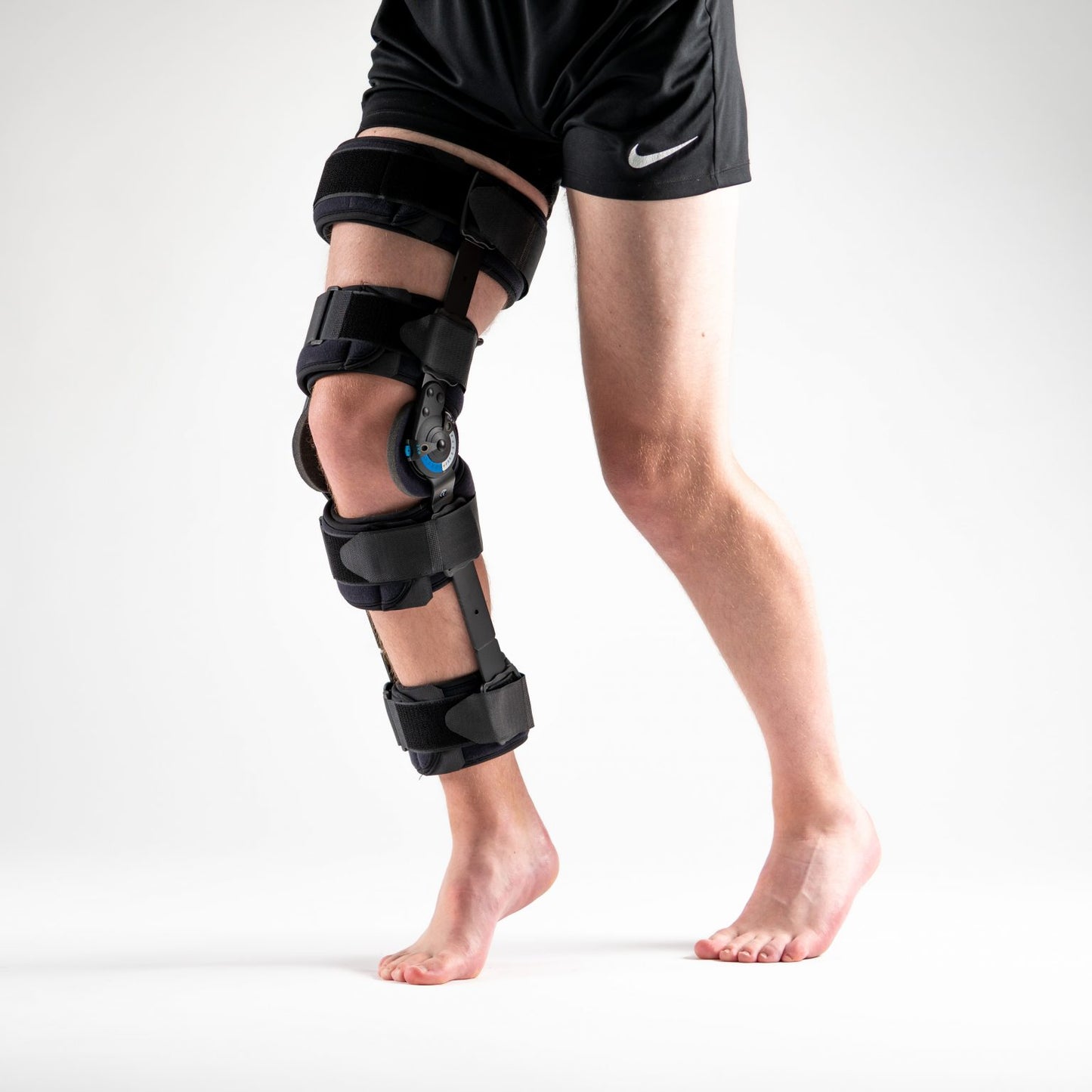 FORMFIT Post-Op Knieschiene in Schwarz am rechten Bein, Seitenansicht, in leicht gebeugter Position