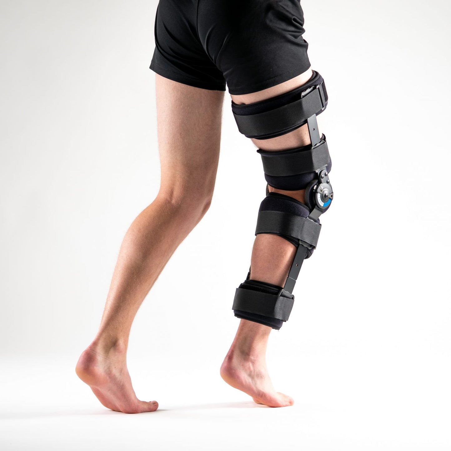 FORMFIT Post-Op Knieschiene in Schwarz am rechten Bein, Rückansicht, in leicht gebeugter Position