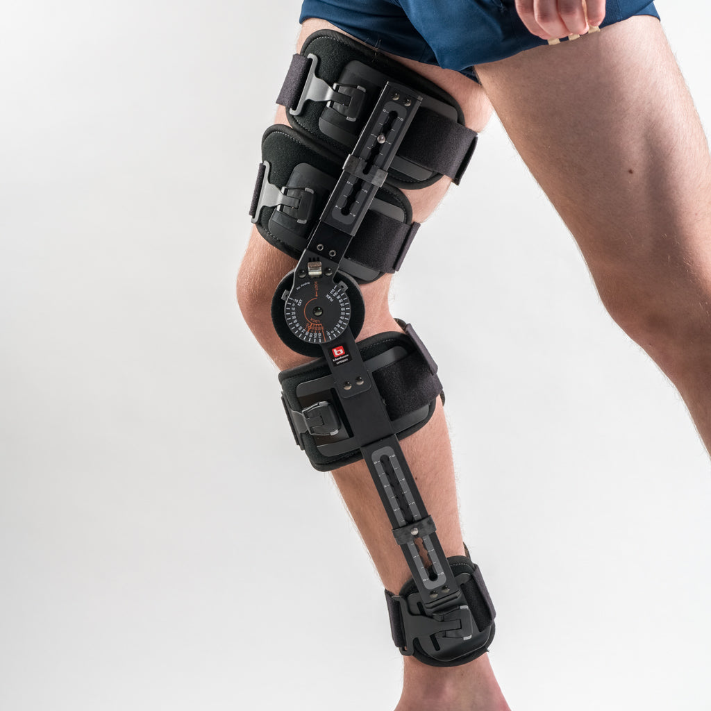 Extender Plus Knieorthese, seitliche Ansicht der Beininnenseite mit verstellbaren Gurten und Gelenken. 