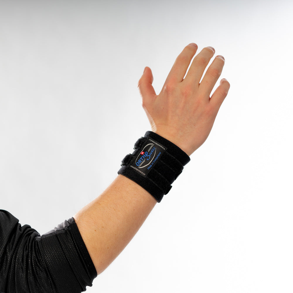OrthoSwiss Handgelenkbandage am Handgelenk, Arm leicht angewinkelt, Hand nach oben gestreckt mit entspannten Fingern.