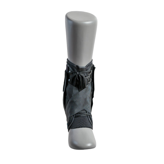 Frontansicht der Speed Brace Sprunggelenkbandage am Fußmodell zur Unterstützung des Sprunggelenks.
