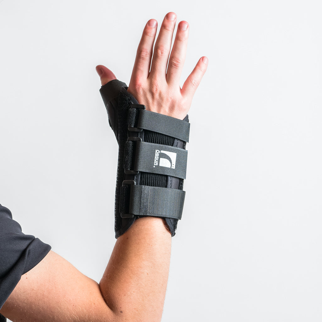 Formfit Thumb Spica Daumenschiene, Hand erhoben, Handfläche zeigt nach vorn, Finger locker gespreizt.