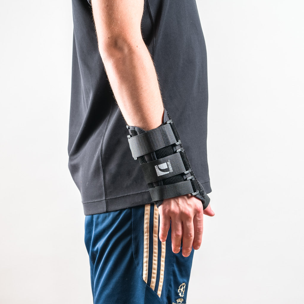 Formfit Thumb Spica Daumenschiene, Arm seitlich hängend, Hand entspannt, Finger gerade, Daumen stabilisiert.