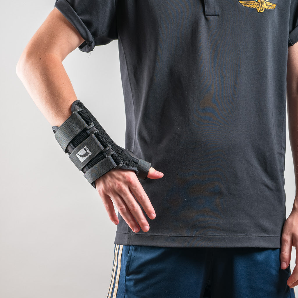 Formfit Thumb Spica Daumenschiene, Arm seitlich am Körper, Hand entspannt, Finger und Daumen leicht gebeugt.