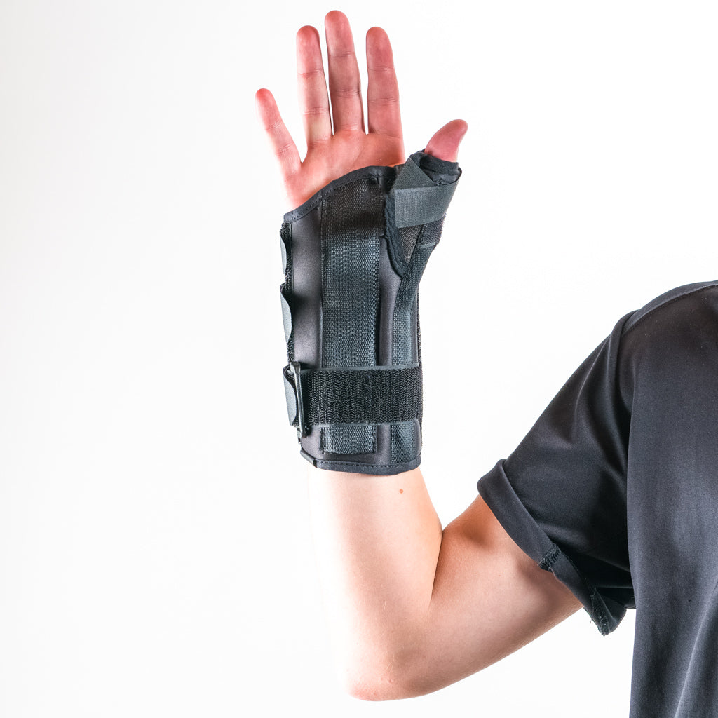 Formfit Thumb Spica Daumenschiene, Hand erhoben, Handfläche nach vorne, Finger gespreizt, Daumen fixiert.