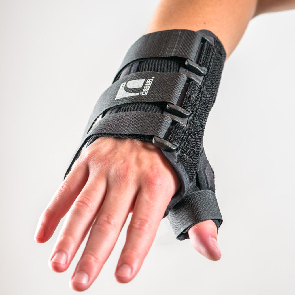 Formfit Thumb Spica Daumenschiene am Handgelenk, Arm leicht nach unten, Hand entspannt, Finger locker gestreckt.