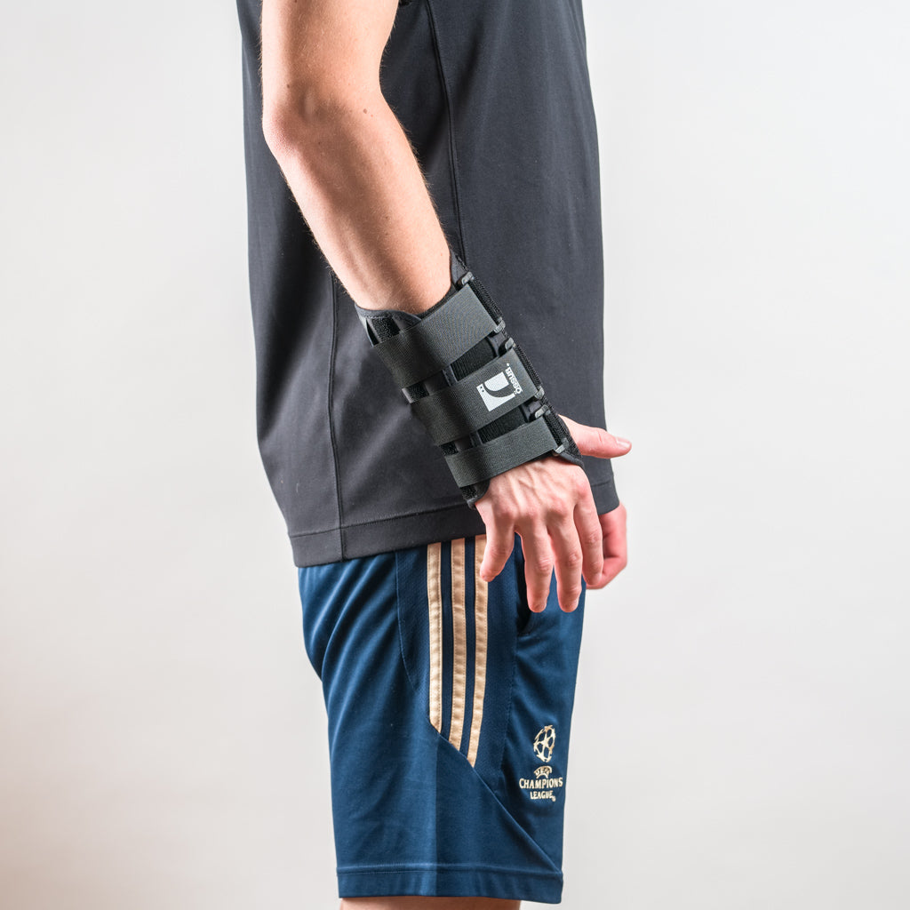 Formfit Handgelenkschiene getragen, Arm leicht angewinkelt, Hand nach innen gedreht, seitliche Ansicht.